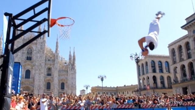 Milano: basket acrobatico in Piazza Duomo