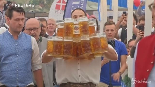 Germania, cameriere da record: porta 29 boccali di birra in una volta sola