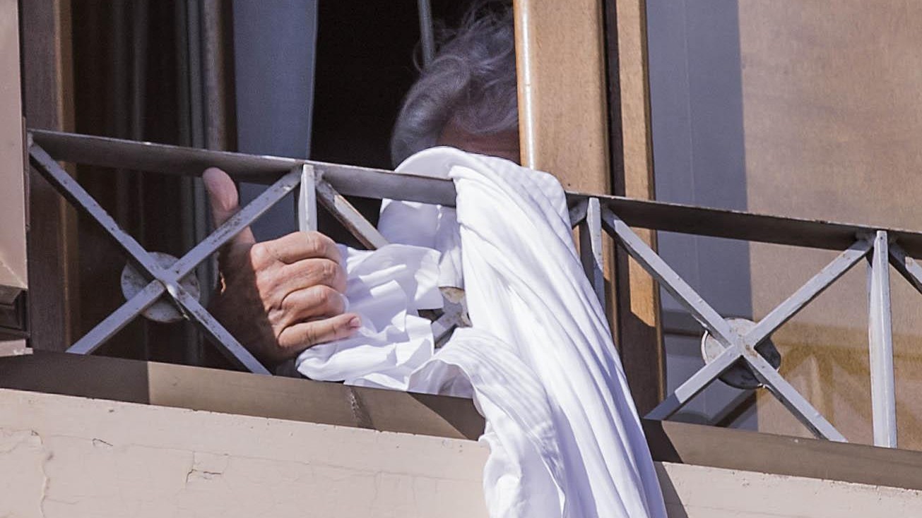 Zero candidati e Grillo vuole evadere: corda giù da hotel