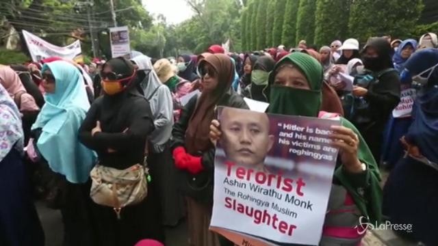 Giacarta, proteste davanti all’ambasciata per fermare persecuzione rohingya