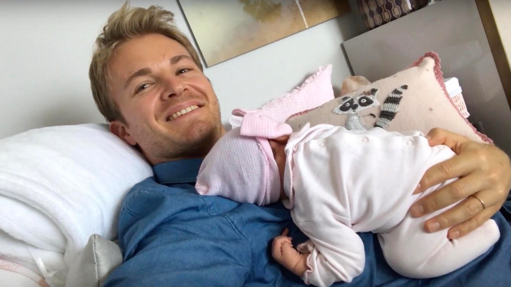 F1, Rosberg dolce neo-papà: mostra al mondo la sua bimba / video