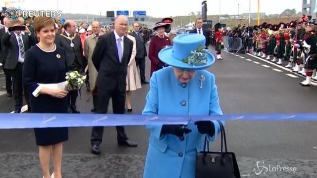 Scozia, la regina Elisabetta inaugura il terzo ponte sul fiume Forth