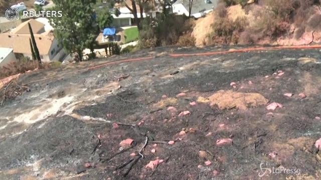 Los Angeles, i vigili del fuoco domano le fiamme