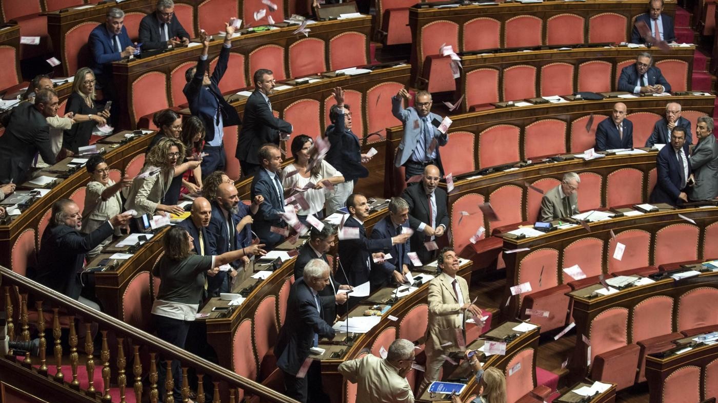 Banche, governo prende tempo su mozioni. Soddisfazione da Mdp