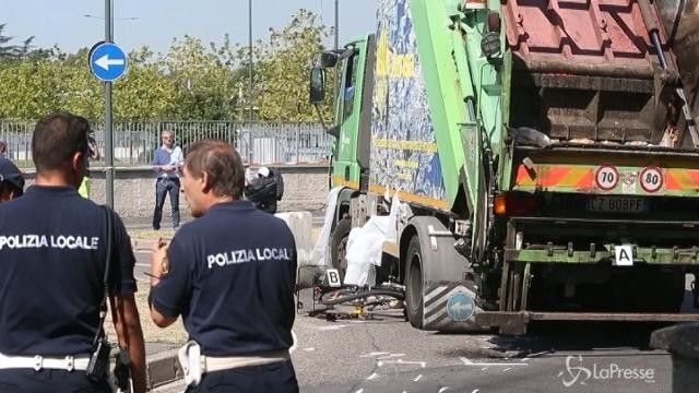 Milano, ciclista investito da camion dell’Amsa: morto sul colpo