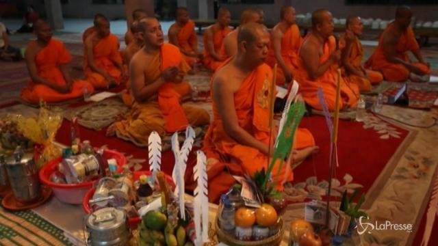 Cambogia, preghiere e offerte per il Giorno dei Morti