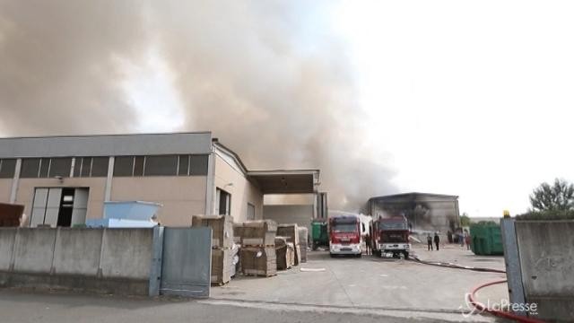 Mortara, incendio in un’azienda di smaltimento rifiuti