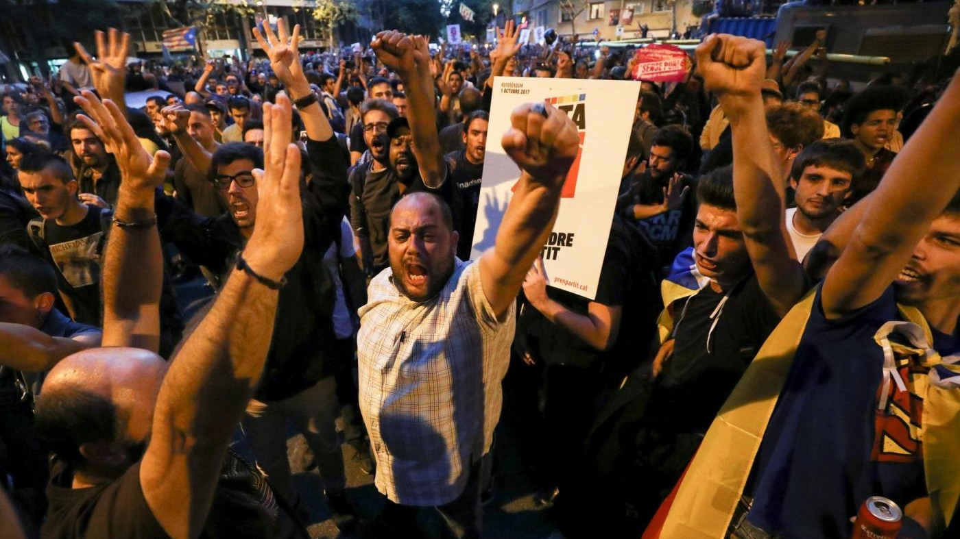 Catalogna, protesta si sposta a Palazzo di Giustizia: “Liberate i 14 arrestati”
