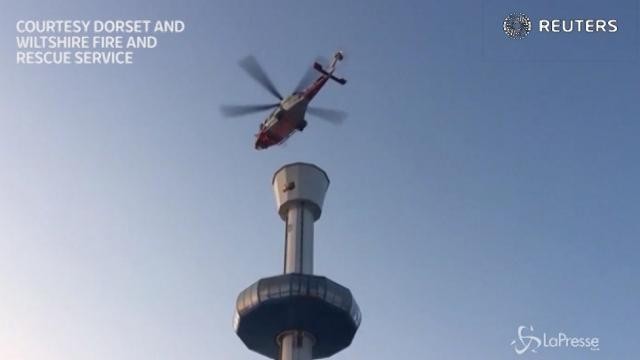 Inghilterra, 14 persone salvate da una torre di 53 metri