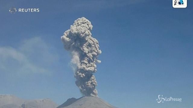 La spettacolare eruzione del Sabancaya in Perù