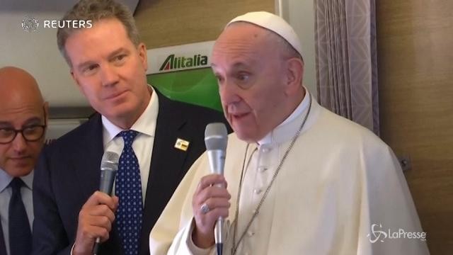Papa Francesco in volo con i giornalisti verso la Colombia