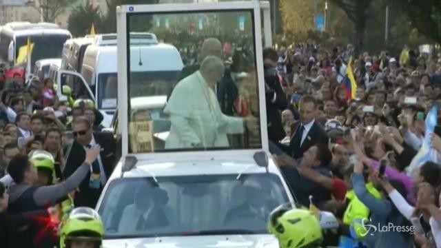 Bogotà, folla acclama l’arrivo di papa Francesco
