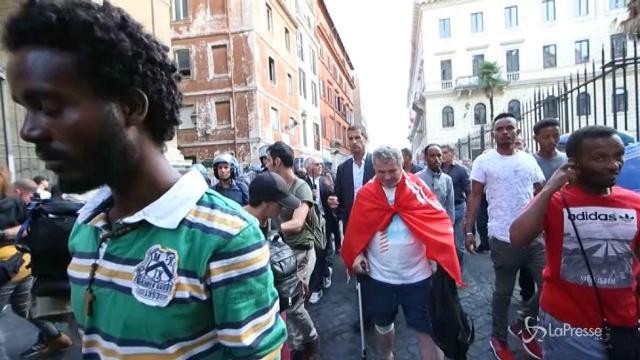 Roma, tensioni tra la polizia e i movimenti per la casa