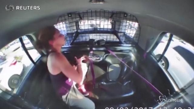 Texas, si sfila le manette e ruba l’auto della polizia