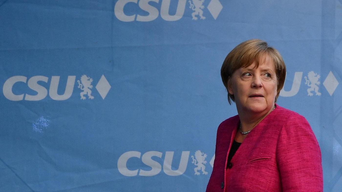 Germania, Merkel fischiata a Monaco. E Schulz: “Fuori dal letargo”