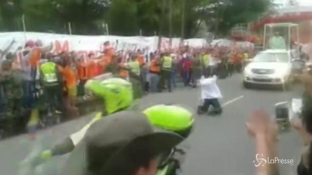 Colombia, fedele in ginocchio, la Papamobile quasi lo investe