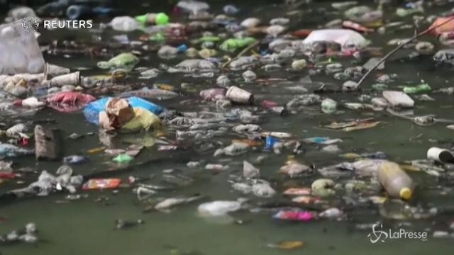 Greenpeace: abolire la plastica per salvare gli oceani