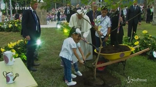 Il Papa in Colombia, Bergoglio pianta un albero simbolo di nuova vita