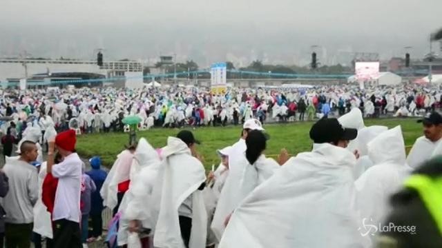 Medellin aspetta Papa Francesco sotto la pioggia