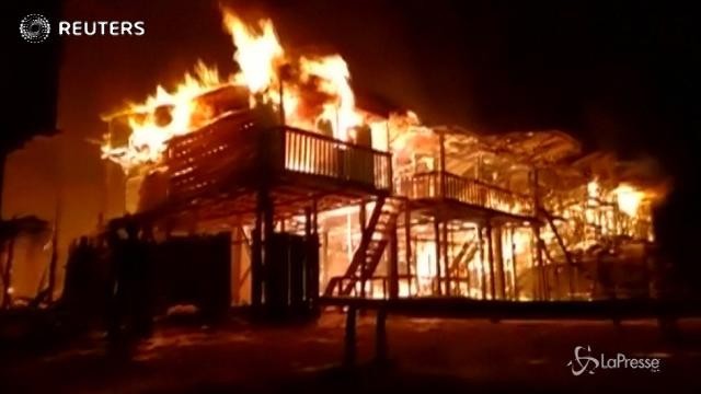 Perù: incendio distrugge 60 case