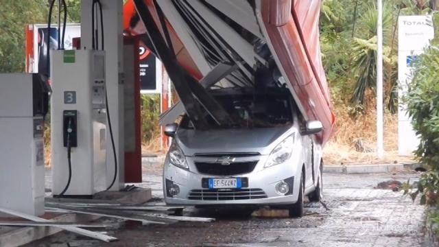 Roma: pensilina di un benzinaio crolla su un’auto