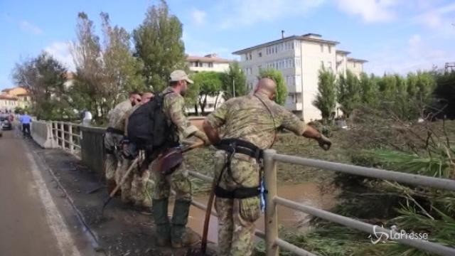 A Livorno si contano i danni dopo l’alluvione, soccorritori al lavoro