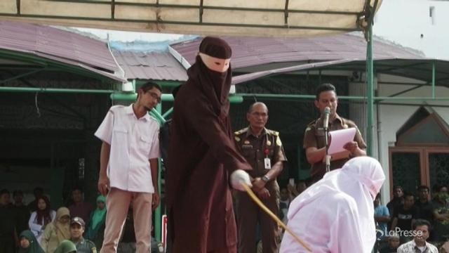 Indonesia, frustate in pubblico a chi viola la sharia