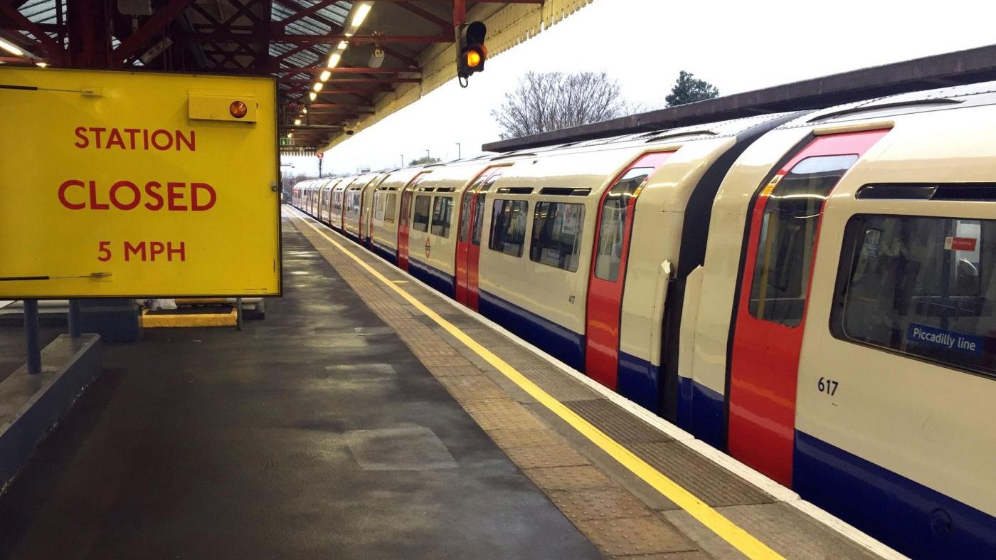 Londra, evacuata stazione metro per esplosione: allarme rientrato