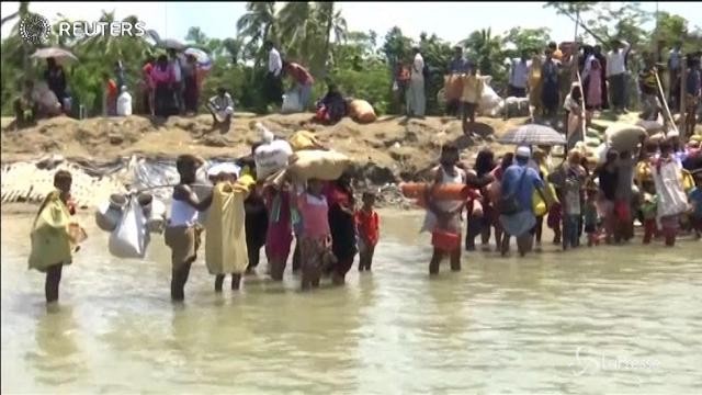 Centinaia di Rohingya arrivano nel sud del Bangladesh