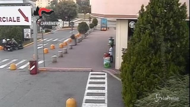 Torino, rapina il disabile che lo insegue e lo blocca