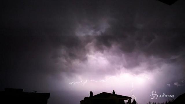 Macedonia, la tempesta elettrica squarcia il cielo