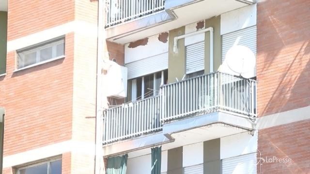 Milano, accoltella la ex e si barrica in casa