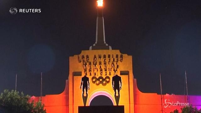 Olimpiadi 2028, Los Angeles illuminata a festa in attesa dell’ufficialità