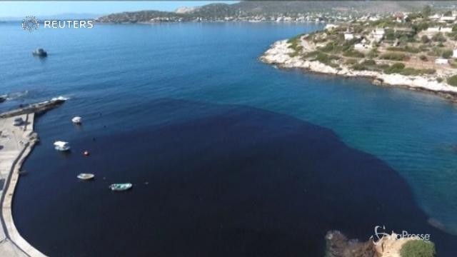 Petrolio in mare, disastro ambientale a Salamina