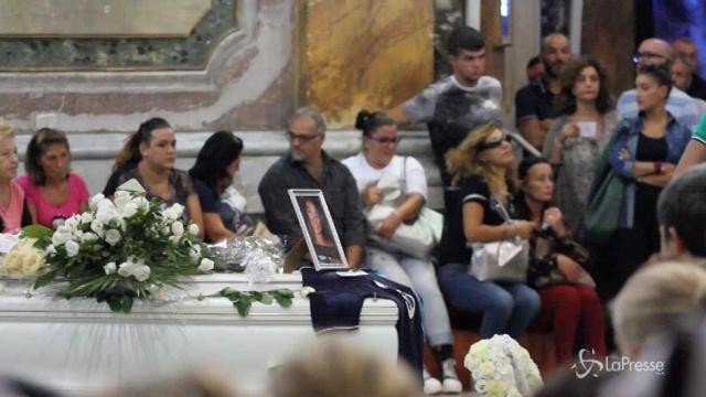 A Melito i funerali di Alessandra, morta trascinata dall’auto dell’ex