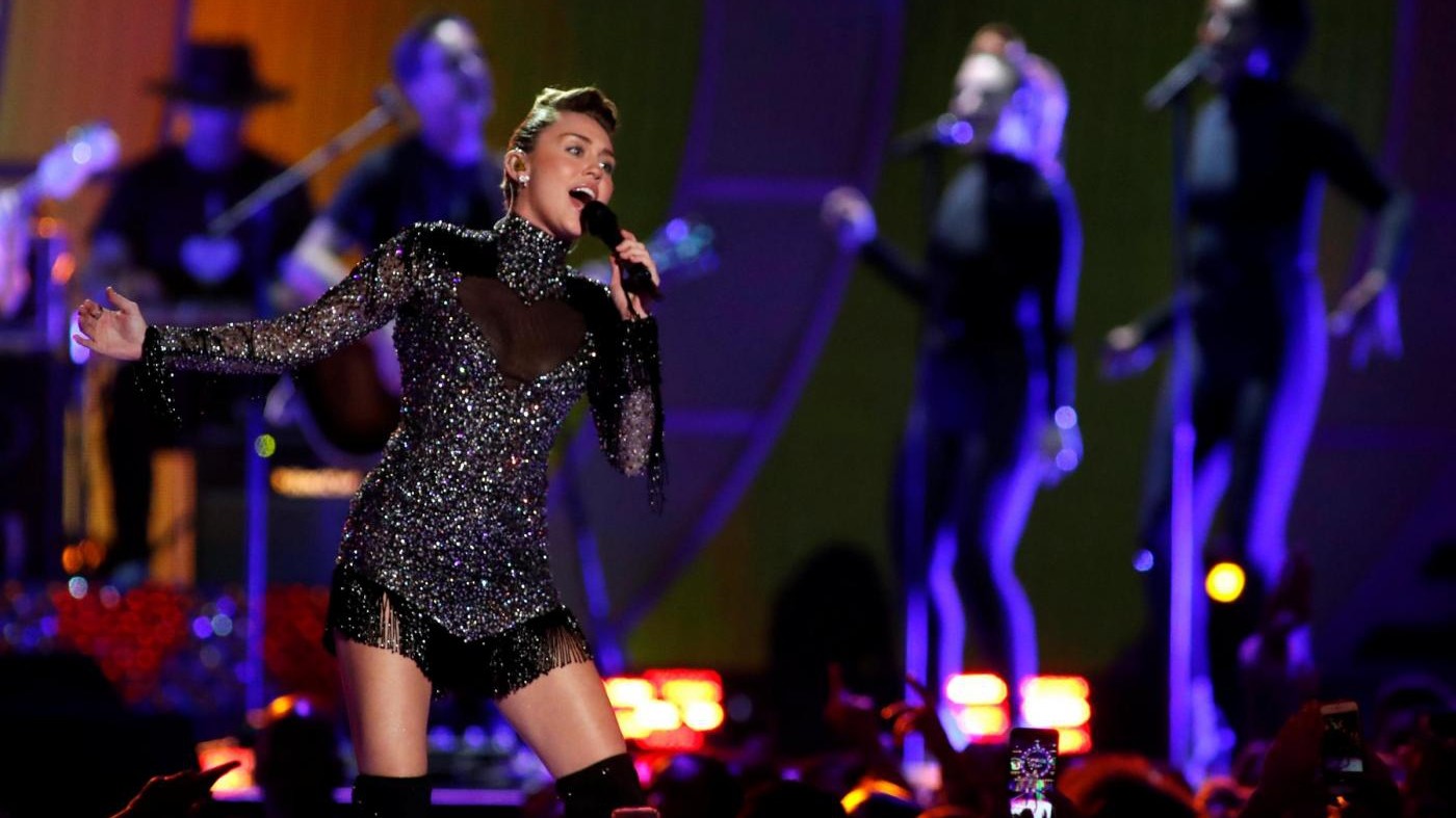 Miley Cyrus in cerca della sua strada: esce ‘Younger now’
