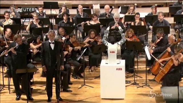 Bocelli canta La donna è mobile, il robot Yumi dirige l’orchestra