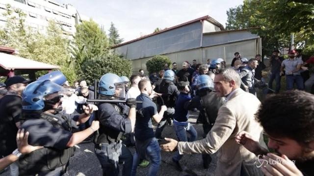 Roma, scontri tra antifascisti e Casa Pound