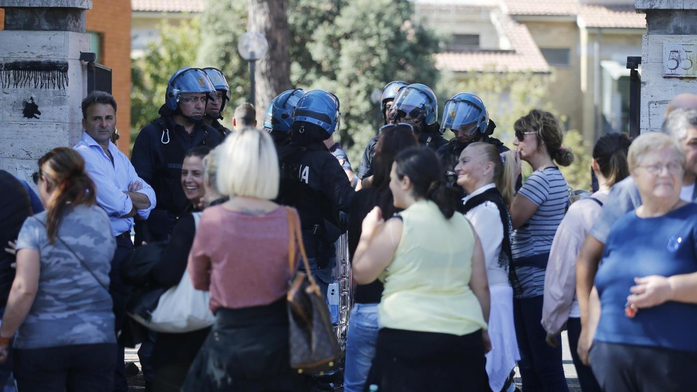 Roma, proteste per casa popolare a famiglia italo-eritrea: arrestati cinque neofascisti