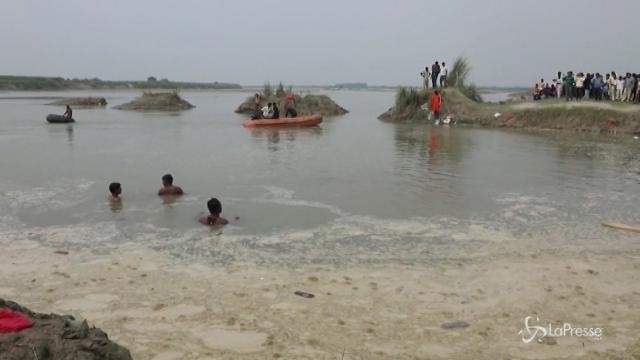 India, si rovescia barcone: oltre 20 morti