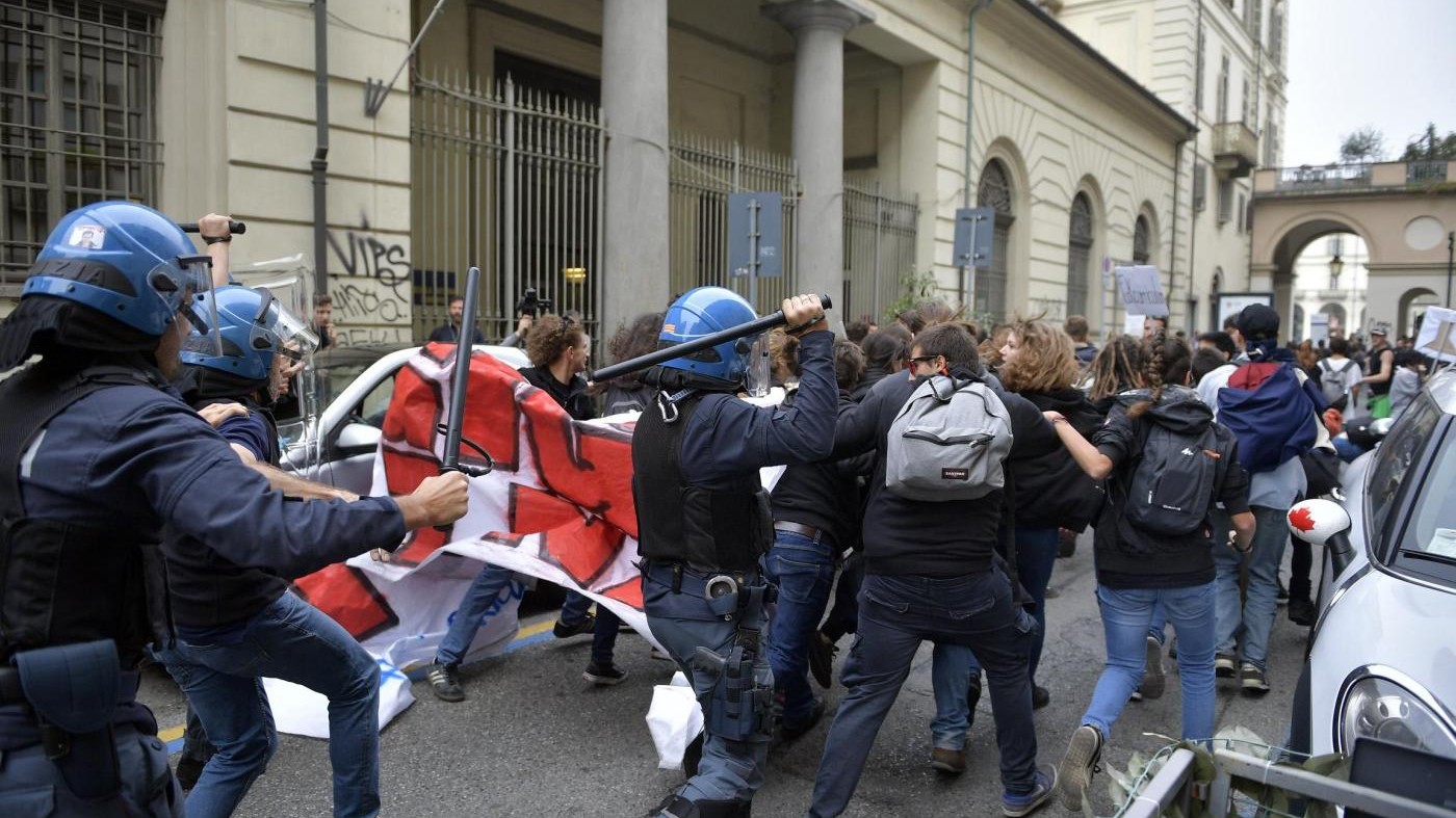 G7, tensione e scontri al corteo di protesta degli studenti