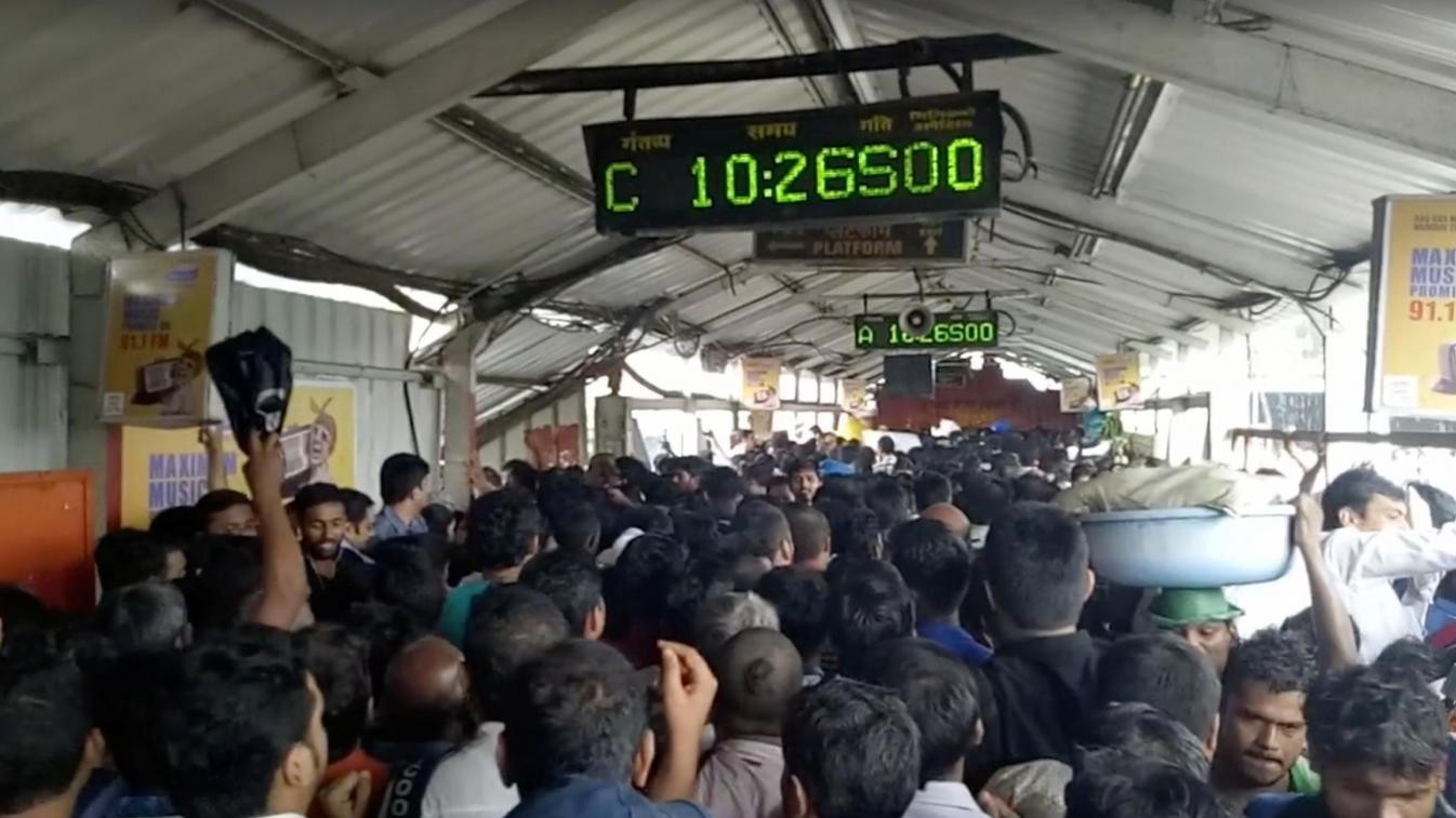 India, calca in stazione treni Mumbai: almeno 22 morti, 25 feriti