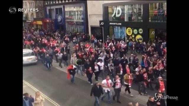 Europa League: i tifosi del Colonia invadono Londra, incidenti ai cancelli dello stadio