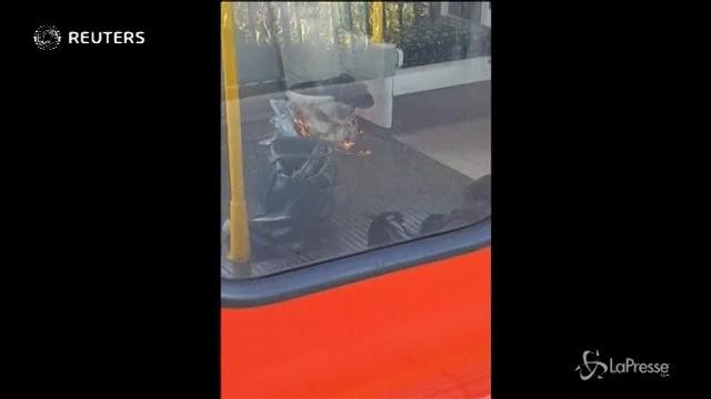 Londra: il vagone della metro in cui è esploso l’ordigno