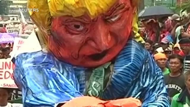 Filippine, manifestanti bruciano pupazzi di Trump e Duterte
