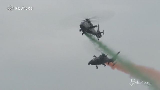 Cina: spettacolari acrobazie degli elicotteri d’attacco