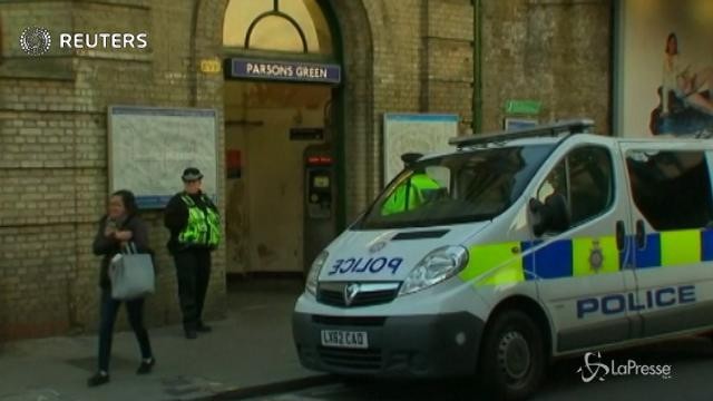 Londra, la polizia presidia la stazione del metrò di Parsons Green