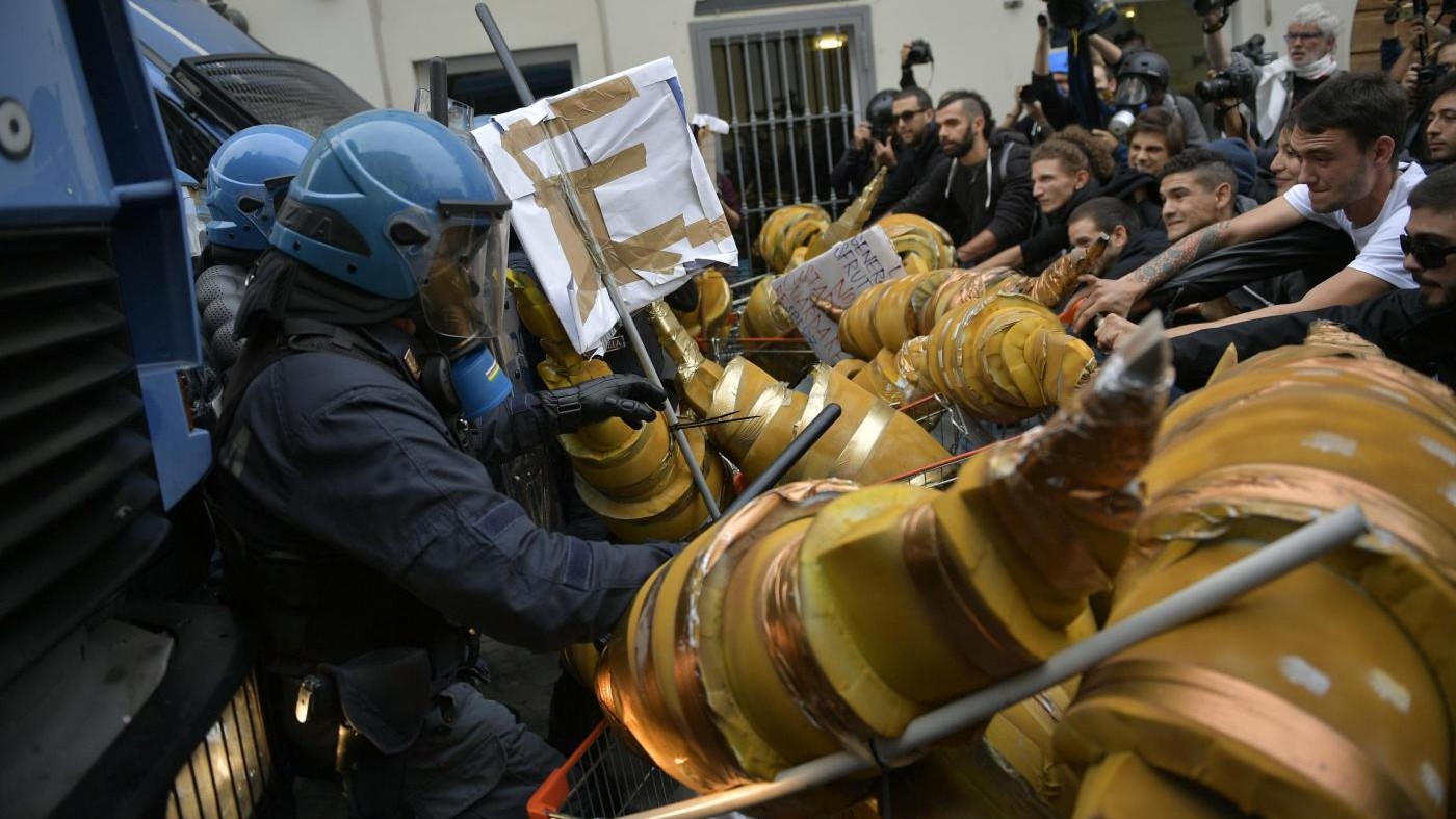 G7, scontri tra manifestanti e polizia: un fermo, tre identificati e diversi feriti