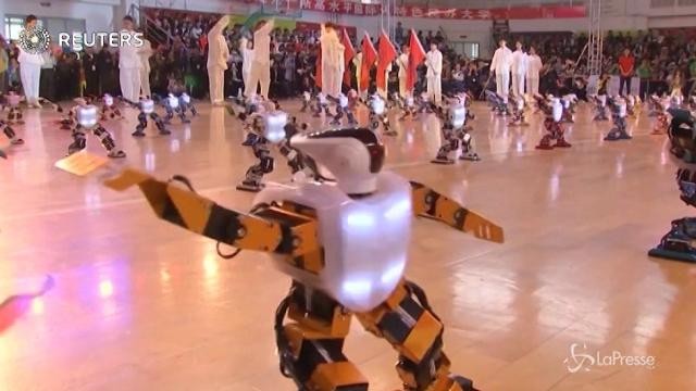 I robot ballano e fanno ginnastica in Cina