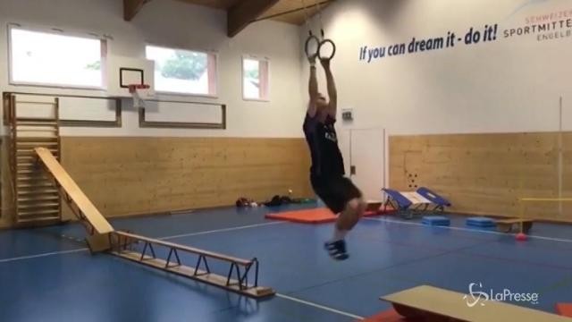 La sequenza di parkour del freeskier è perfetta